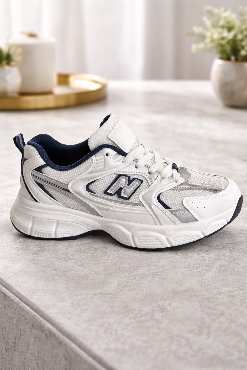 Casual trainer silver and white