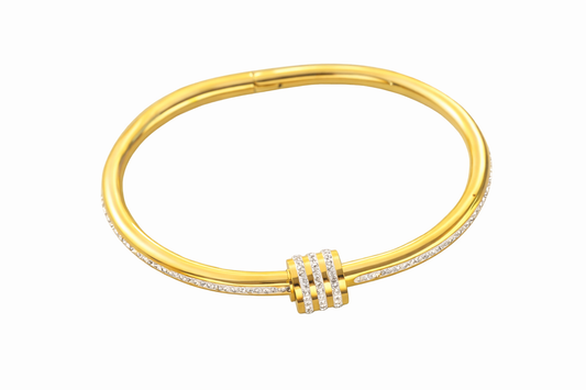 Gold bracelet with diamonds